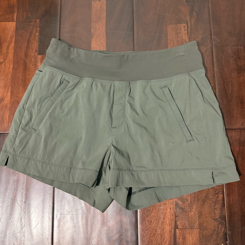 Athleta Trekkie North Short Women’s Size 8 Green Zipper Pockets Athletic Hiking